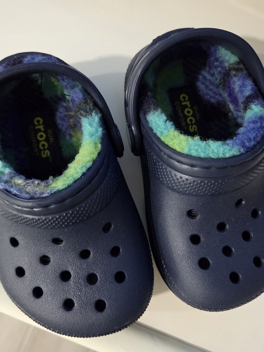 LIKE NEW Crocs Kids Navy Clog with Multi-Color Fuzzy Lining 5C 5 CHILD
